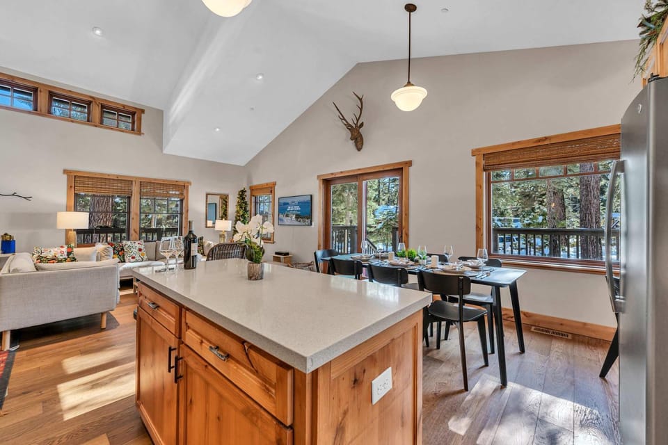 Cozy Tahoe Getaway - Walk to Lake & Quiet Deck House in Lake Tahoe