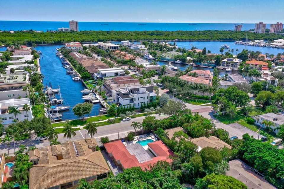 Waterfront Unit #1 20 Min Walk to Beach and Shops Apartment in Fort Lauderdale
