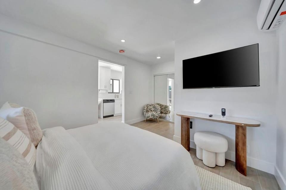 Waterfront Unit #1 20 Min Walk to Beach and Shops Apartment in Fort Lauderdale