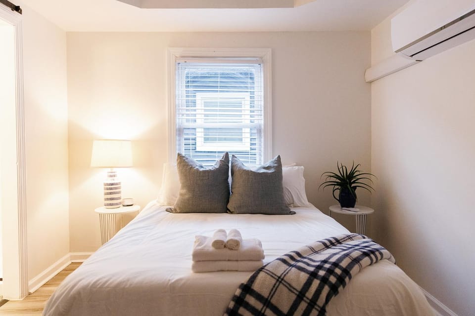 Big Blue - Stylish Studio in Downtown Lexington Apartment in Lexington