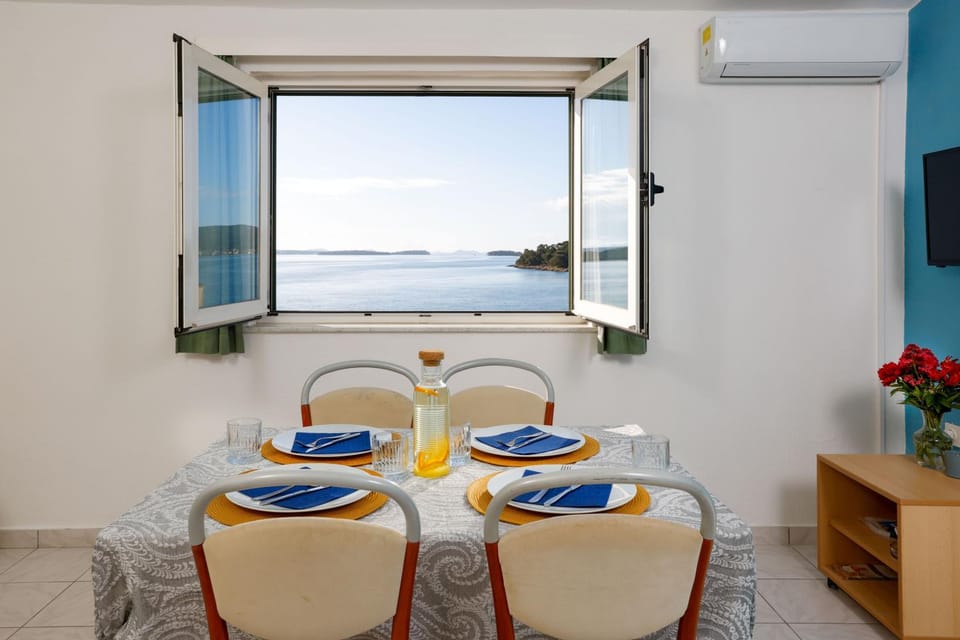 Seating area, Dining area, Sea view
