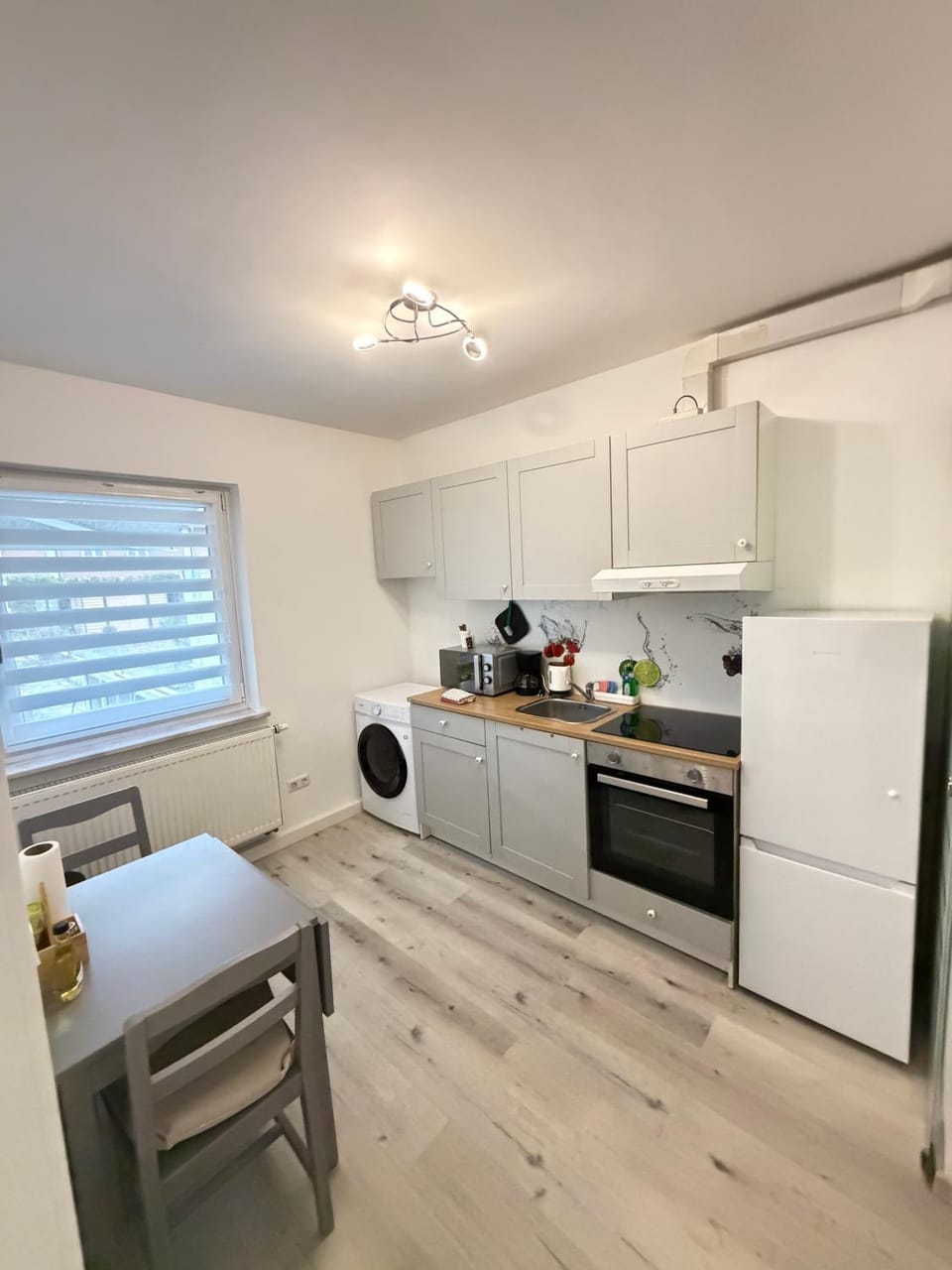 Kitchen or kitchenette, Dining area, oven, stove, washing machine