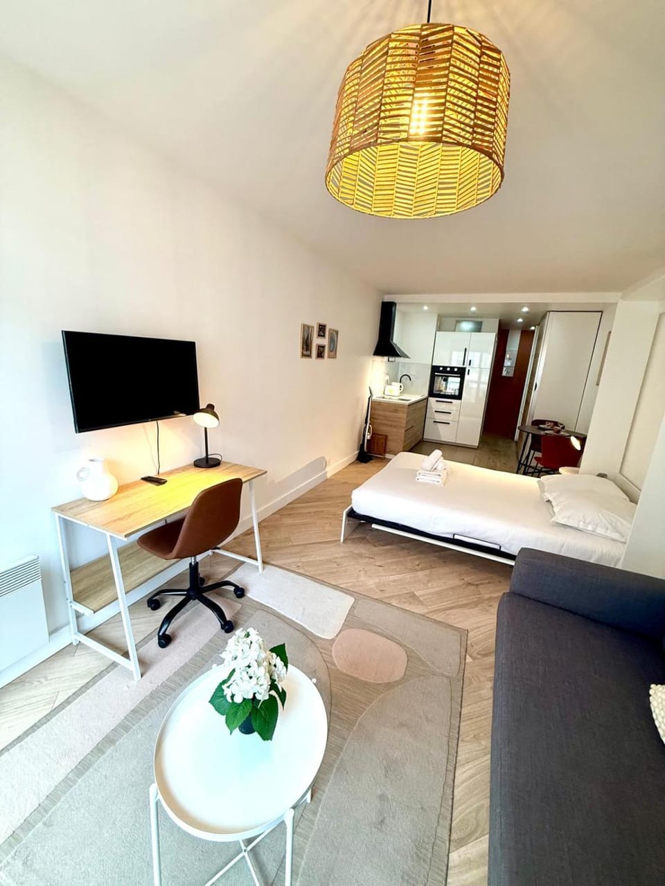 Bed, TV and multimedia, Living room, Photo of the whole room, Seating area