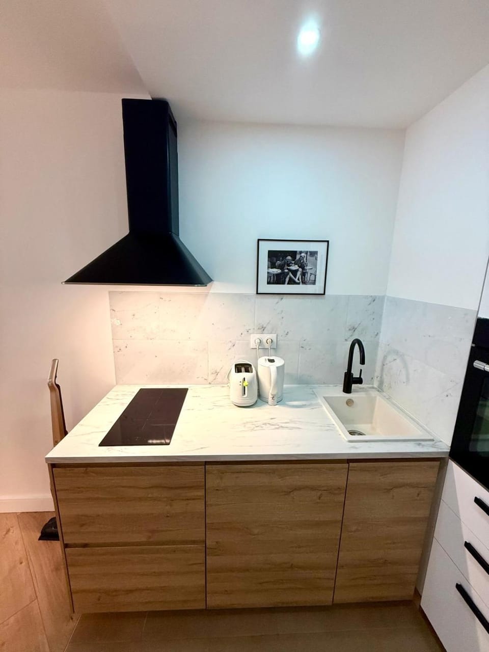 Coffee/tea facilities, Kitchen or kitchenette, stove, toaster