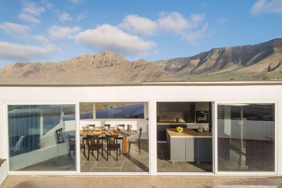 Facade/entrance, Day, Natural landscape, View (from property/room), Balcony/Terrace, Kitchen or kitchenette, Lobby or reception, Dining area, Mountain view