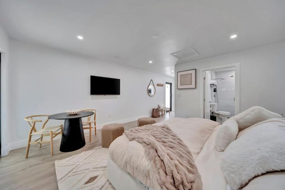 Waterfront Unit #5 20 Min Walk to Beach and Shops Apartment in Fort Lauderdale