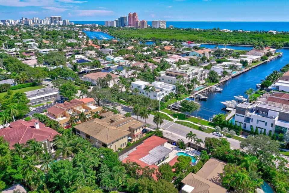 Waterfront Unit #5 20 Min Walk to Beach and Shops Apartment in Fort Lauderdale