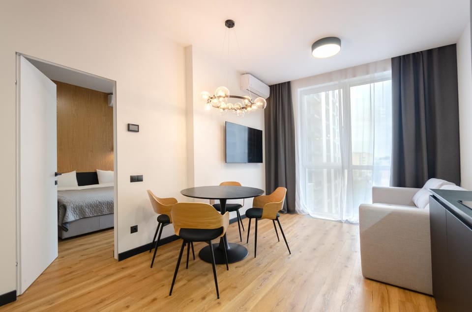 TV and multimedia, Living room, Seating area, Dining area, air conditioner