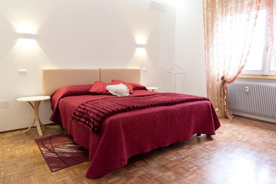 Bed, Photo of the whole room, Bedroom, internet, wedding, washing machine