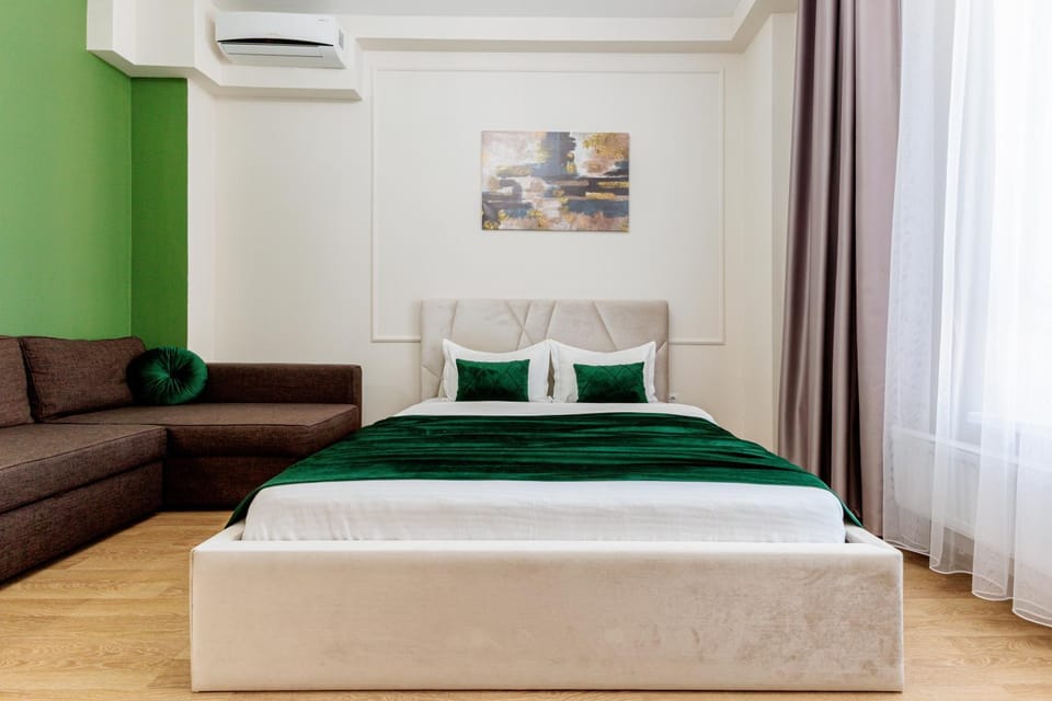 Bed, Photo of the whole room, Seating area, Bedroom, air conditioner