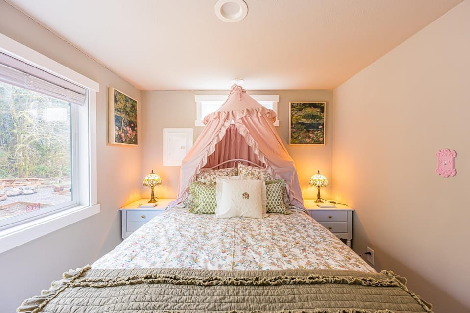 Rainforest Tiny Home Retreat #16 Floral Cottage House in Forks
