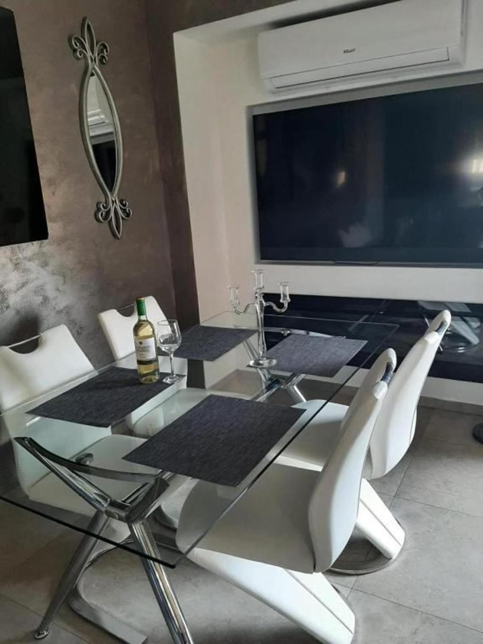 TV and multimedia, Living room, Seating area, Dining area, air conditioner