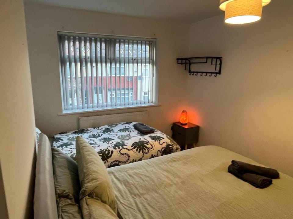 3BR Home, Parking, Families, Contractors, Wi-Fi Apartment in Liverpool