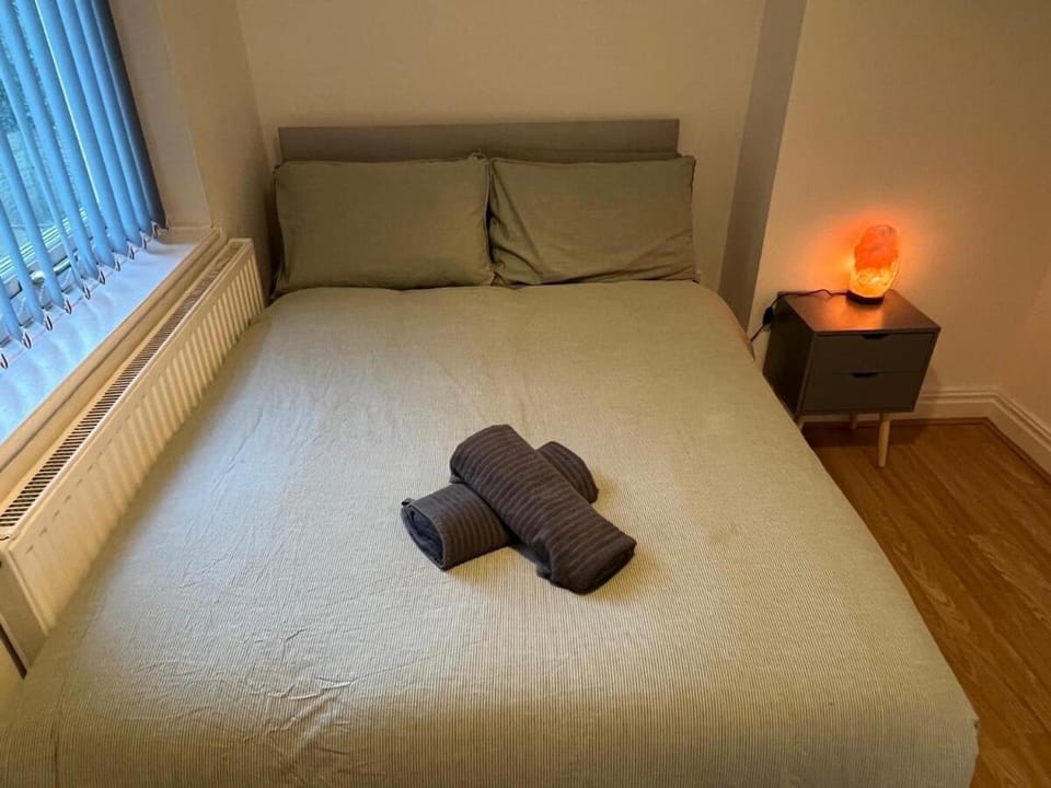 3BR Home, Parking, Families, Contractors, Wi-Fi Apartment in Liverpool