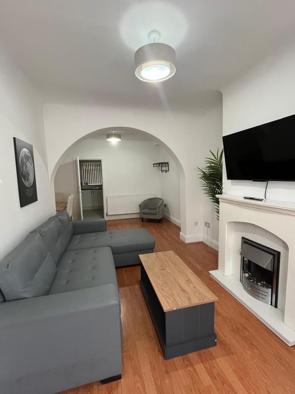 3BR Home, Parking, Families, Contractors, Wi-Fi Apartment in Liverpool