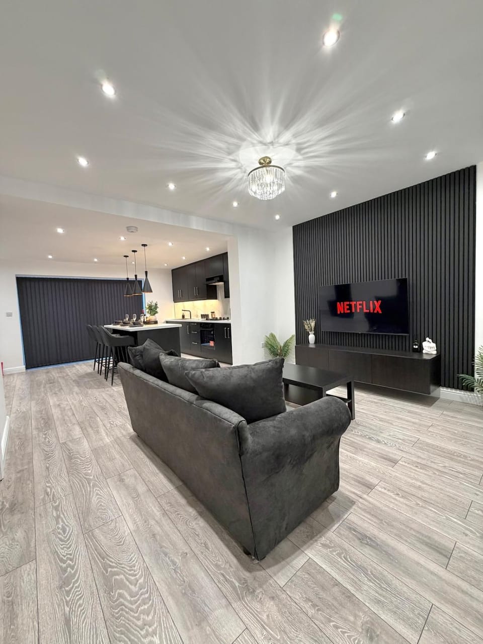 Modern 4 Bedroom Home, Sleeps 8, Private Parking Apartment in Wolverhampton