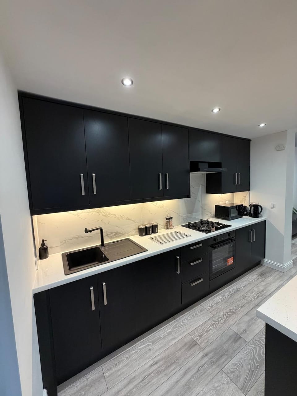 Modern 4 Bedroom Home, Sleeps 8, Private Parking Apartment in Wolverhampton