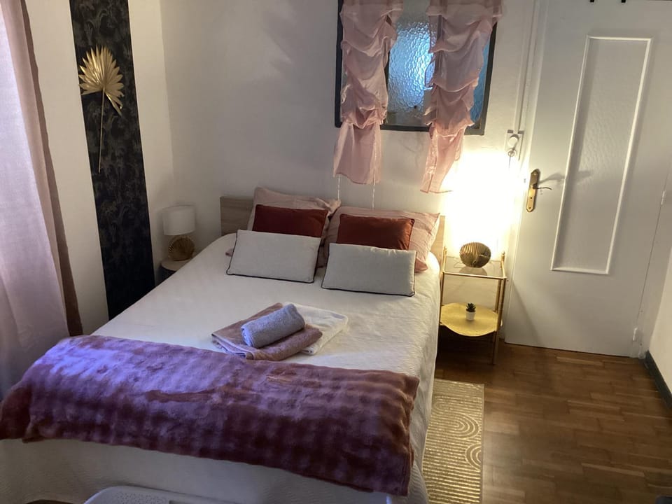 Bed, Photo of the whole room, towels, wardrobe