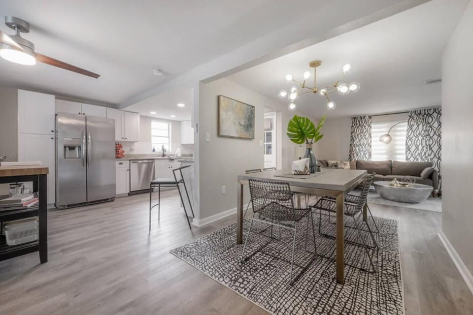 Kitchen or kitchenette, Dining area