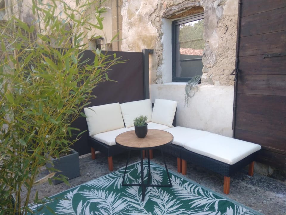 Patio, Day, Living room