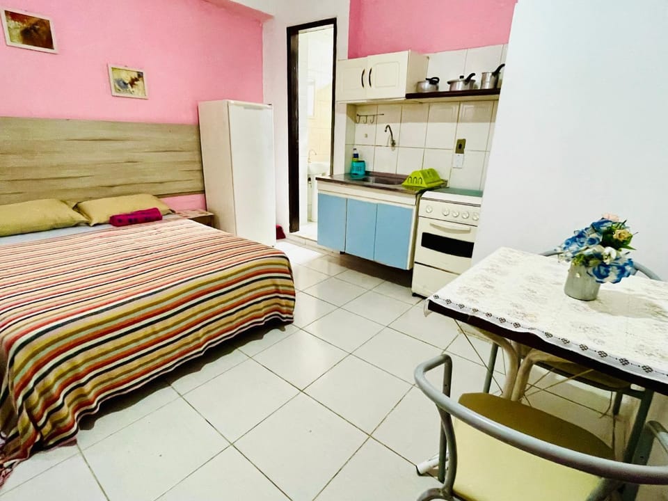 Bed, Kitchen or kitchenette, Photo of the whole room, Dining area, Bedroom, minibar, oven, pet friendly, stove