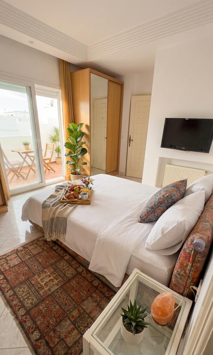 Bed, TV and multimedia, Photo of the whole room, Bedroom