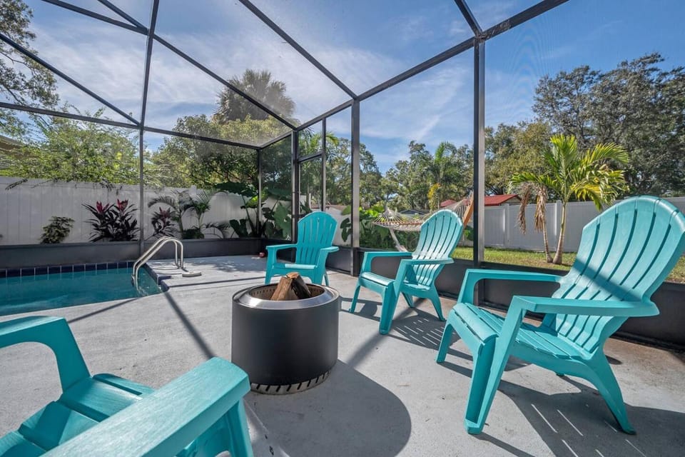 Patio, Swimming pool, sunbed
