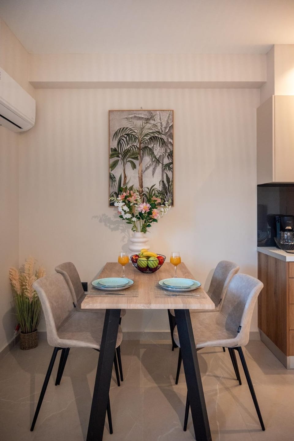 Dining area, Meals
