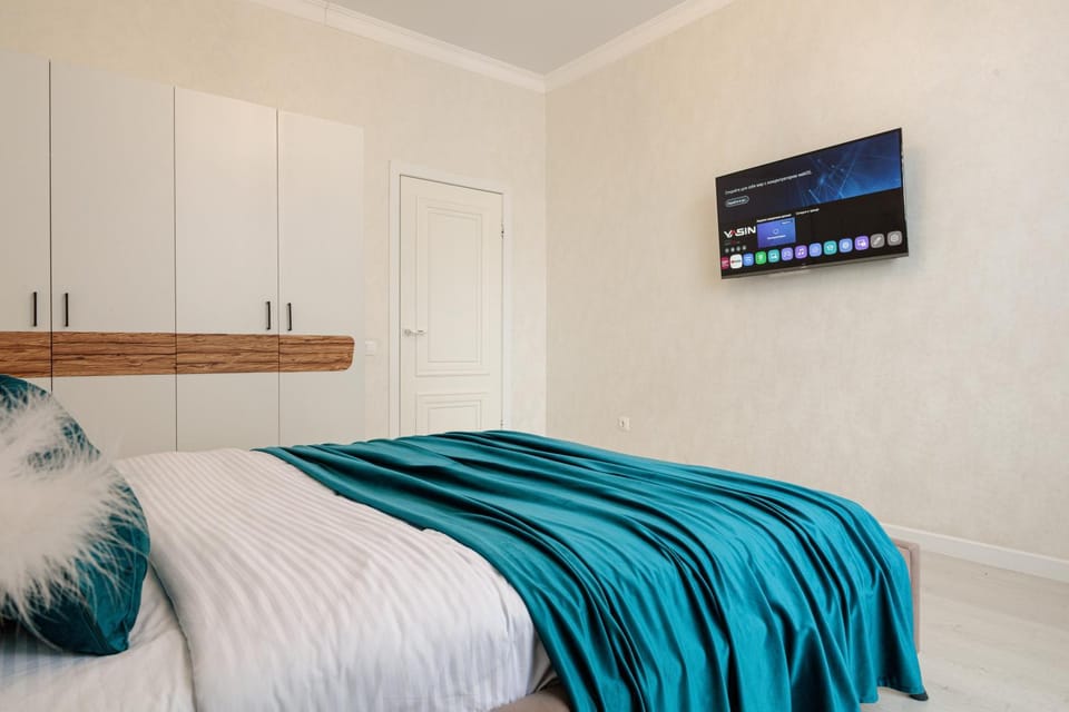 Bed, TV and multimedia, Photo of the whole room, Bedroom
