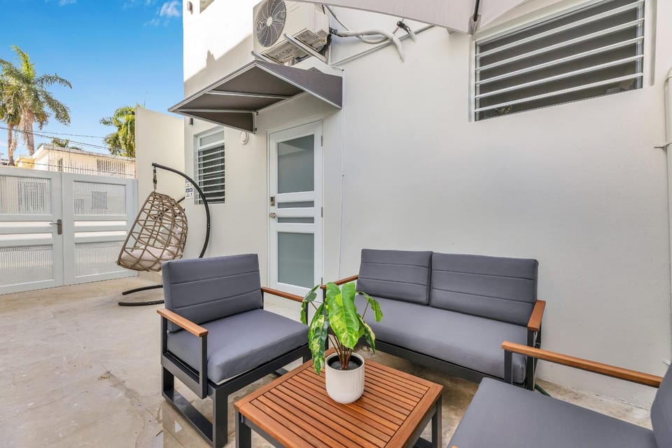 Cozy retreat w private patio 1 BR sleeps 3 1C-HR Apartment in San Juan