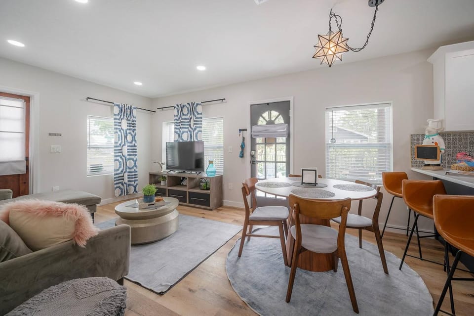 TV and multimedia, Living room, Seating area, Dining area