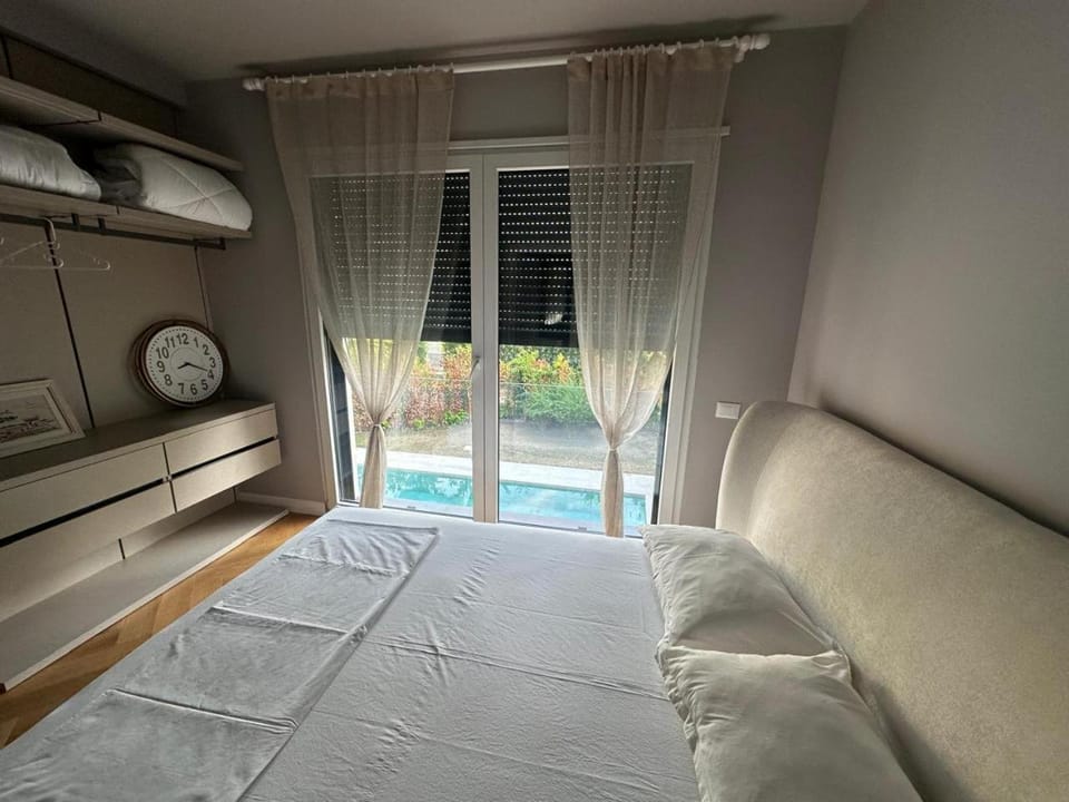 Bedroom, Pool view