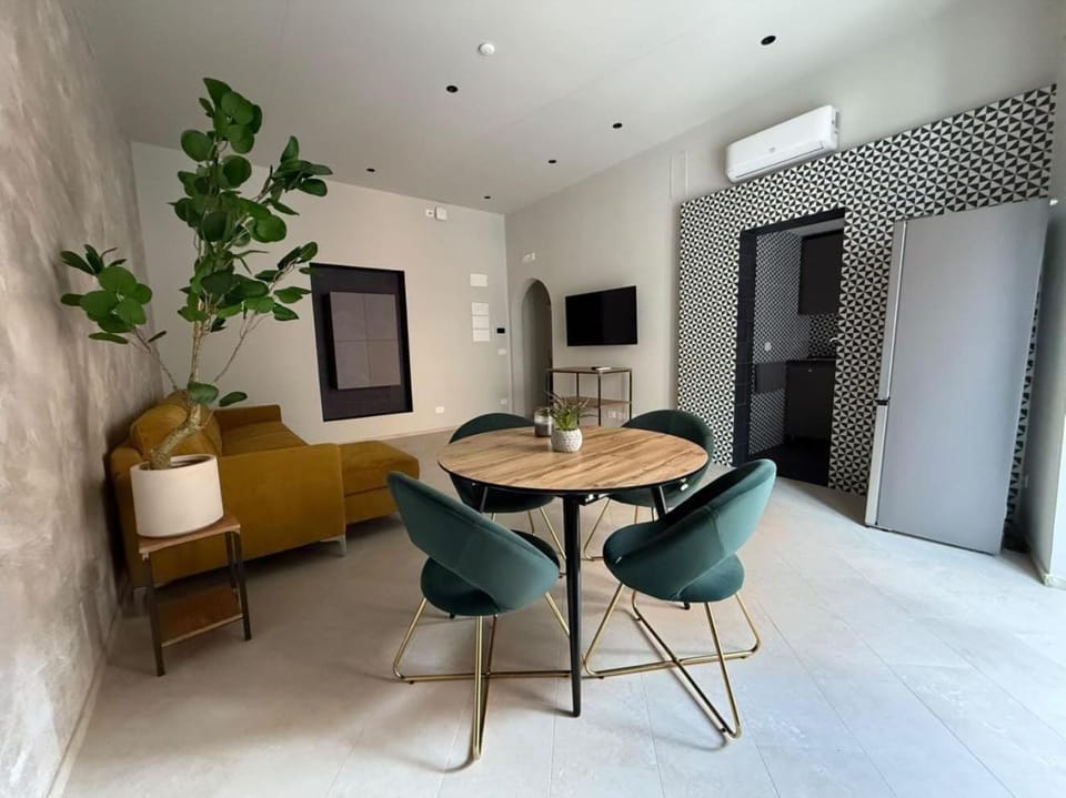 TV and multimedia, Living room, Seating area, Dining area, Evening entertainment, air conditioner