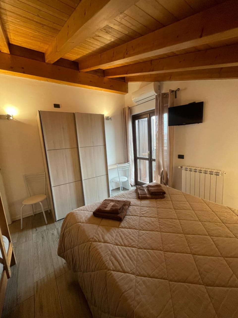 Bed, TV and multimedia, Photo of the whole room, Bedroom, internet, towels, wardrobe