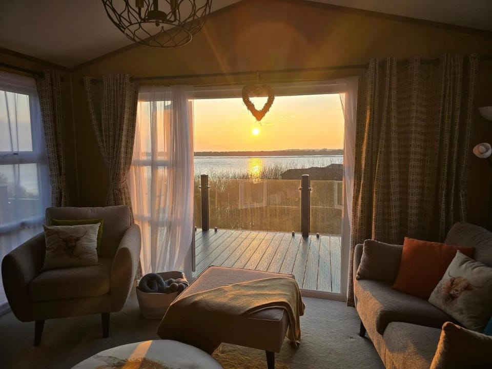 Living room, Lake view