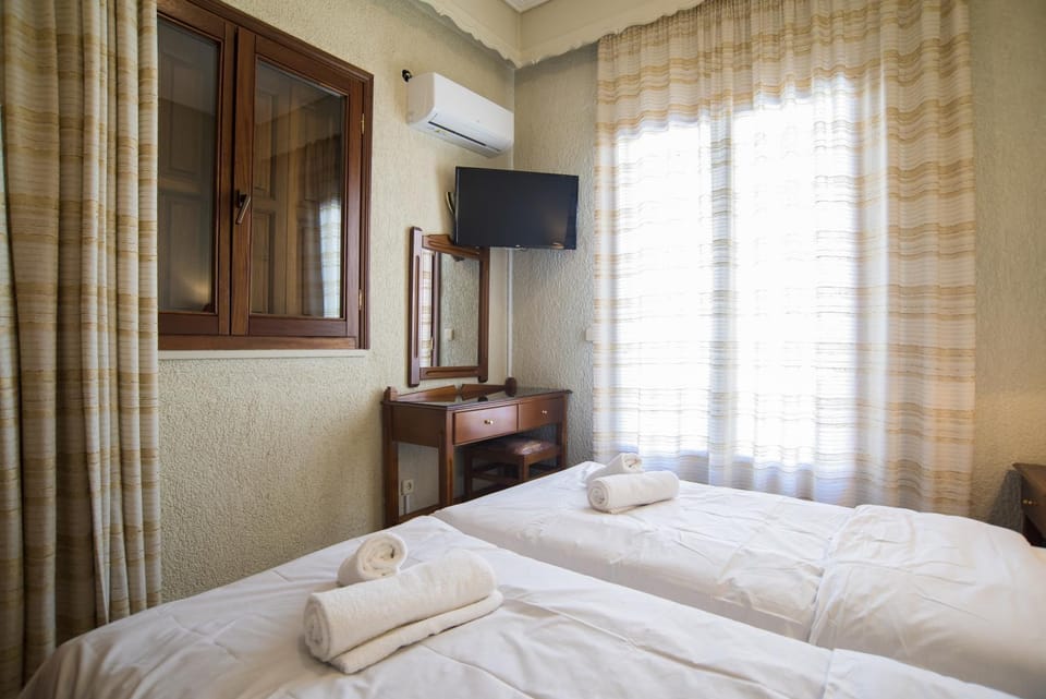 Bed, TV and multimedia, Bedroom, air conditioner