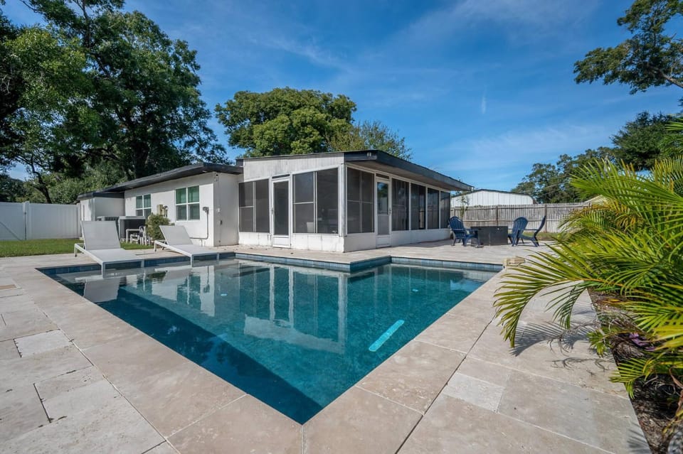 Property building, Other, Swimming pool, sunbed