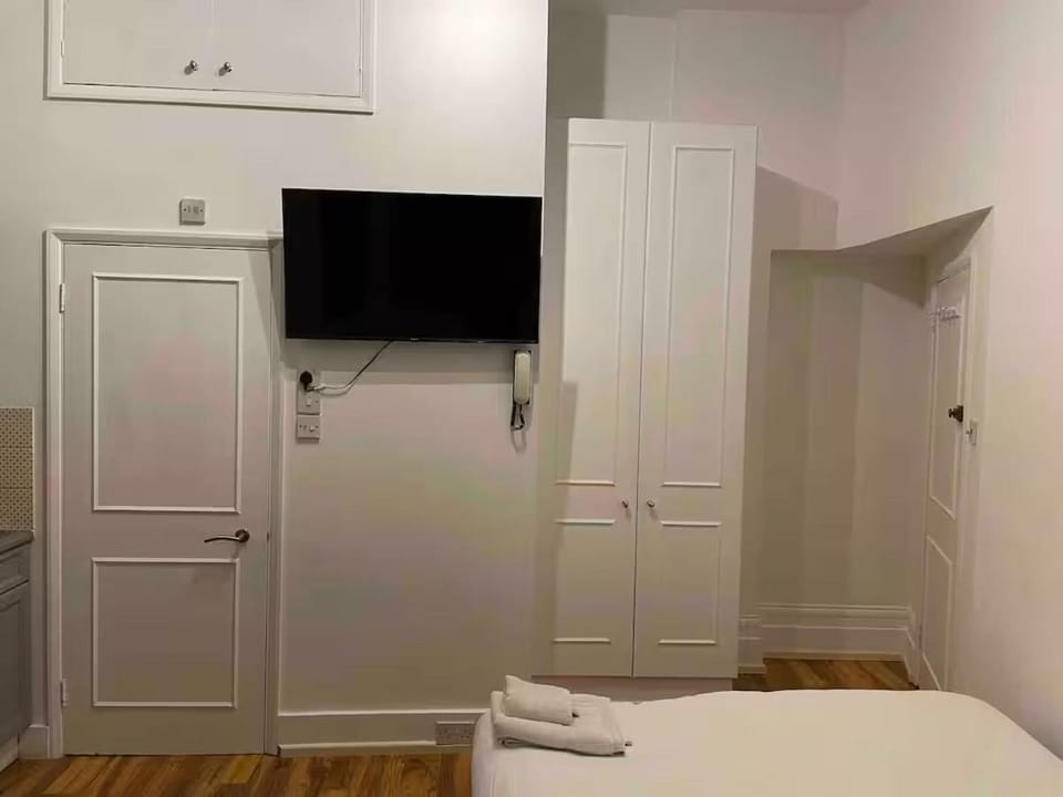 Self Contained Studio Flat Acton Central West London Apartment in London Borough of Ealing