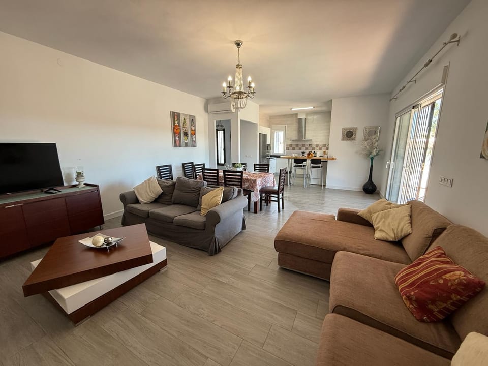 TV and multimedia, Kitchen or kitchenette, Living room, Dining area
