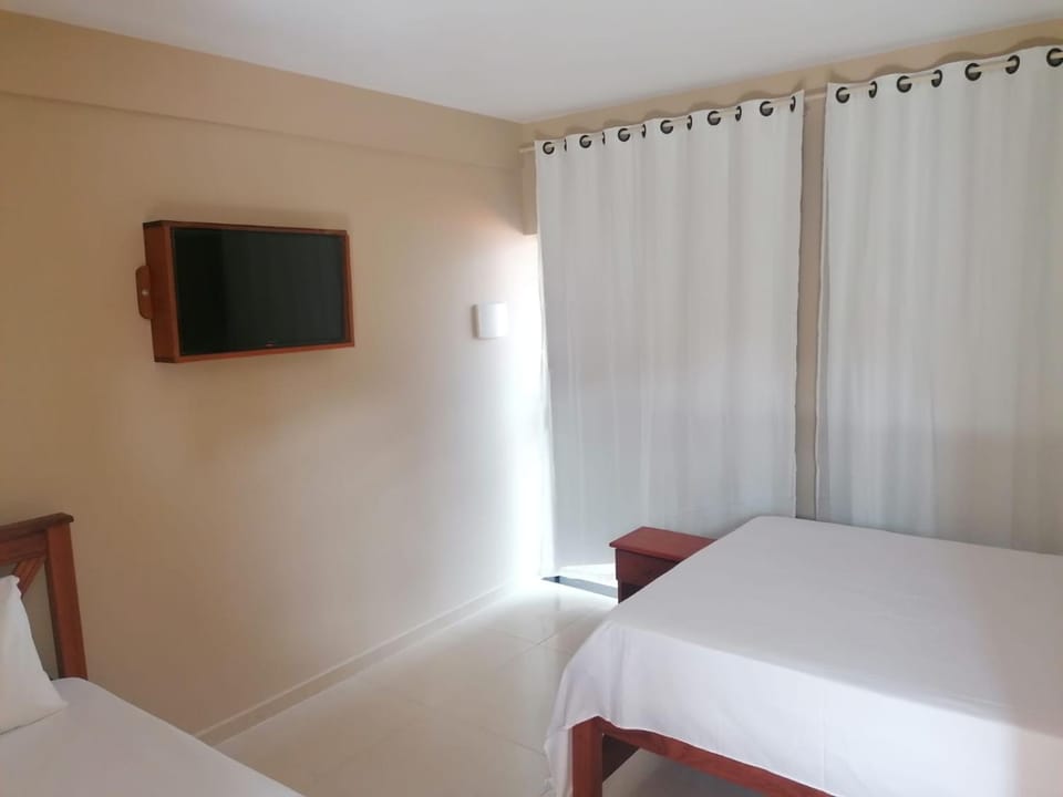 Bed, TV and multimedia, Photo of the whole room, Bedroom