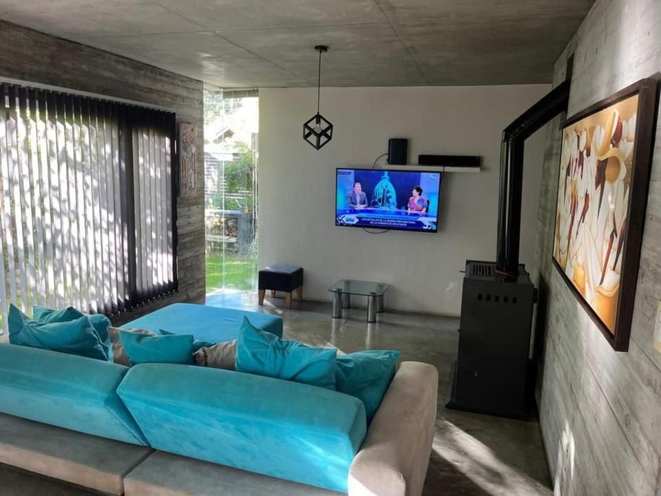 Relax in a modern home with a grill and patio! Mar Azul House in Mar Azul