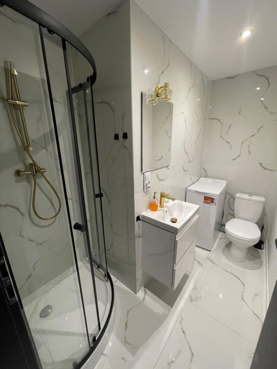 Shower, Toilet, Bathroom, towels
