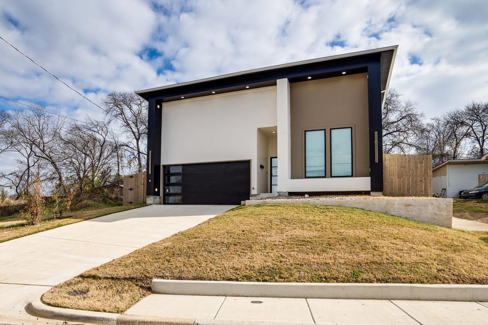Yard, Patio! Luxe Home Near Top Dallas Attractions House in Dallas