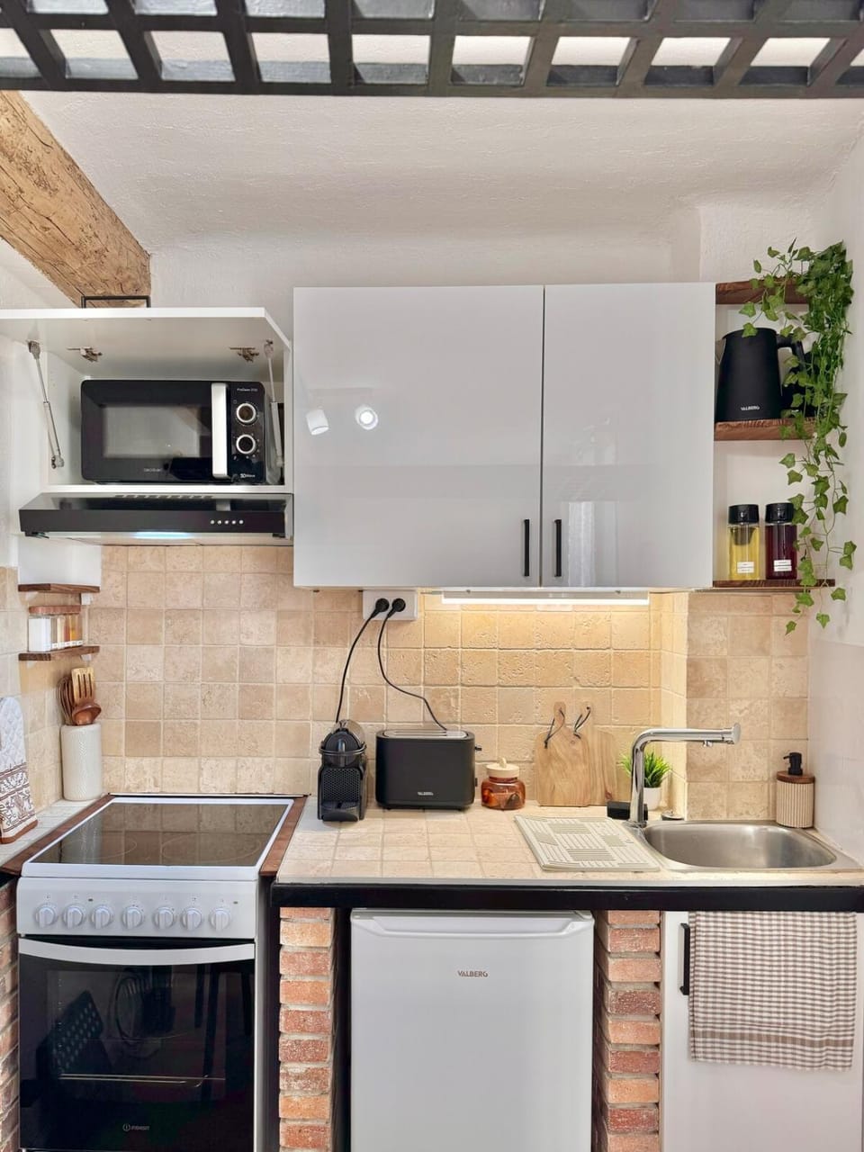 Coffee/tea facilities, Food, microwave, oven, toaster, kitchen