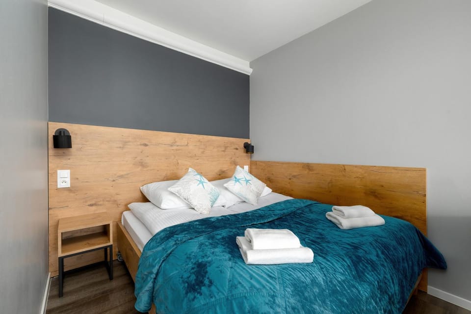 Bed, Seating area