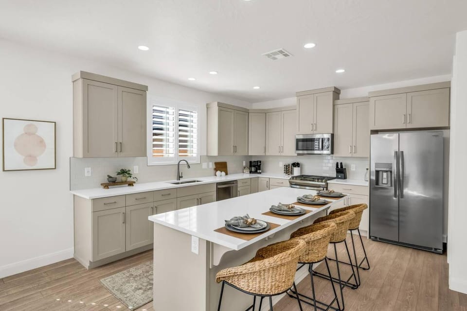 Kitchen or kitchenette, Dining area