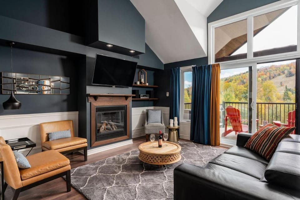 Prestige Ski-in Ski-out Sommet Saint-Sauveur 3BR Apartment in Saint-Sauveur