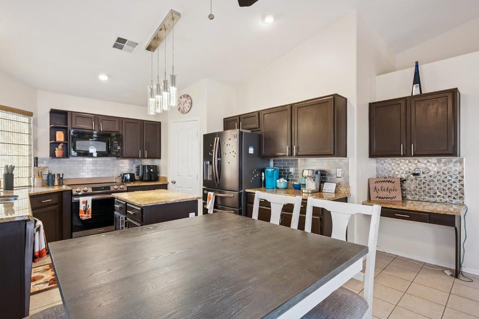 Coffee/tea facilities, Kitchen or kitchenette, furniture, microwave, oven, toaster