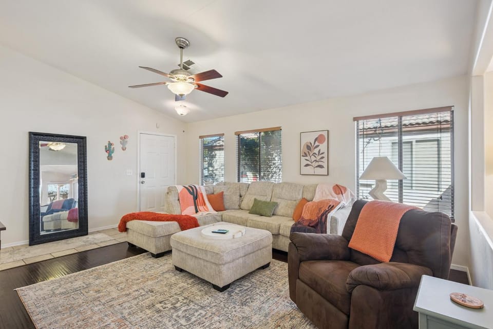 Day, Living room, Seating area, furniture