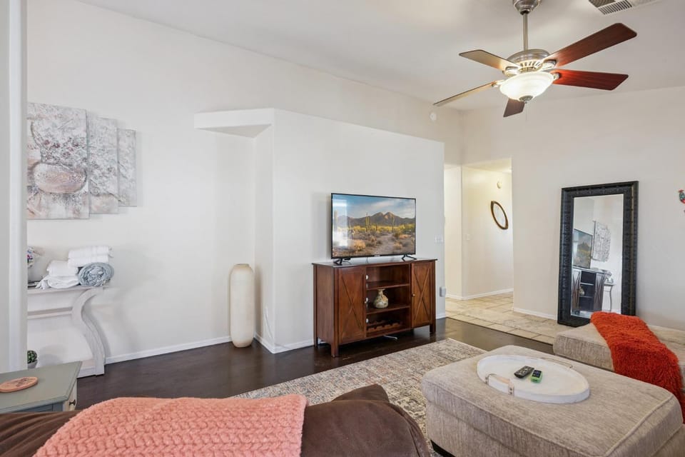 Bed, TV and multimedia, Living room, Seating area, Bedroom, furniture